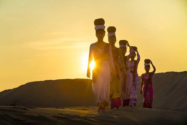 Phụ nữ Chăm trên đồi cát ở Phan Rang, Ninh Thuận. Phụ nữ Chăm trên đồi cát ở Phan Rang, Ninh Thuận.