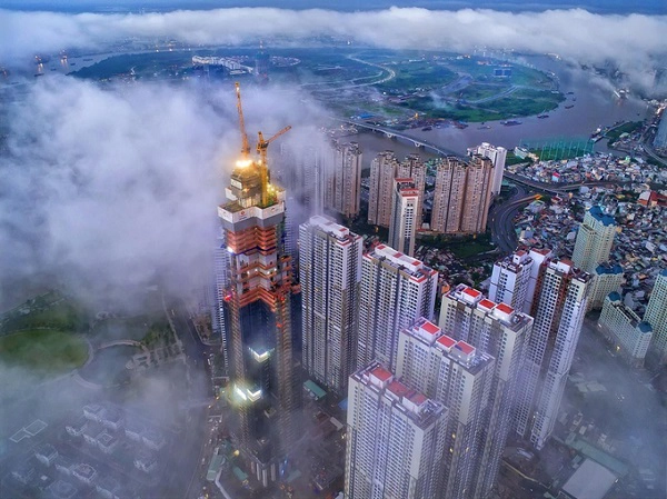 Nằm trong vùng chuyển tiếp giữa Đông Nam Bộ và Tây Nam Bộ, TP HCM gồm 19 quận và 5 huyện. Không chỉ là thành phố lớn, trung tâm kinh tế trọng điểm mà nơi đây còn là điểm đến thu hút đông du khách trong lẫn ngoài nước. Ảnh: Thái Tôn Hạo. Nằm trong vùng chuyển tiếp giữa Đông Nam Bộ và Tây Nam Bộ, TP HCM gồm 19 quận và 5 huyện. Không chỉ là thành phố lớn, trung tâm kinh tế trọng điểm mà nơi đây còn là điểm đến thu hút đông du khách trong lẫn ngoài nước. Ảnh: Thái Tôn Hạo.