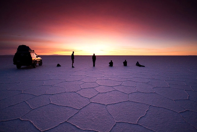 Người Aymaran sinh sống ở Bolivia có một truyền thuyết để giải thích về sự hình thành của Salar de Uyuni. Trước đây ba ngọn núi bao quanh cánh đồng muối, Kusina, Kusku và Tunupa là những người khổng lồ. Vì Kusina, người chồng Kusku đã phản bội vợ - Tunupa khiến nước mắt nàng rơi xuống và tạo thành hồ muối khổng lồ Salar de Uyuni. Ảnh: Rove.