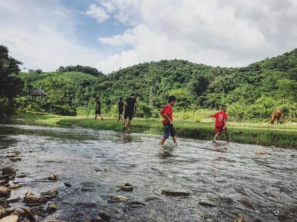 Phương tiện Tuấn di chuyển giữa các huyện thuộc miền Tây Nghệ An là xe máy, vượt qua những khúc cua, sương mù dày đặc cùng “chướng ngại vật” trên đường là đàn bò, lợn, dê, gà, chó. Những trải nghiệm được nhặt nhạnh trên đường đi khiến Tuấn cảm thấy thú vị, và quên hết mệt mỏi đè nặng trên cơ thể sau những chặng đường dài.