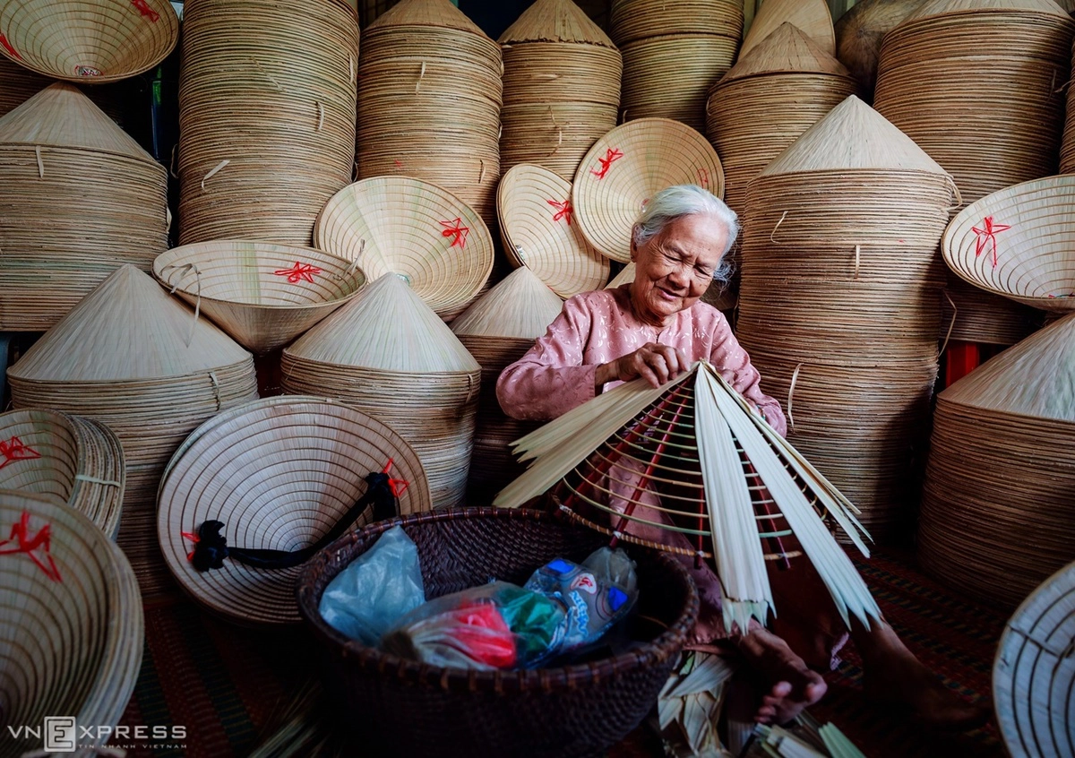 Ngoài chụp ảnh phong cảnh, tác giả cũng ghi lại nhịp sống đời thường và cảnh sinh hoạt tại các làng nghề khác tại Tây Ninh.  Nón lá là một phần cuộc sống của người Việt Nam. Trên địa bàn tỉnh có các điểm sản xuất nón như làng nghề phường Ninh Sơn, TP Tây Ninh và xóm nón lá tại phường An Hòa, thị xã Trảng Bàng.  Trong ảnh là cụ bà trong bộ áo bà ba ngồi đan nón lá tại phường Ninh Sơn. “Bà cụ với khuôn mặt phúc hậu đang cẩn thận xếp từng lá cọ lên bộ khung để khâu gây ấn tượng với tôi”, anh Tuấn cho biết.