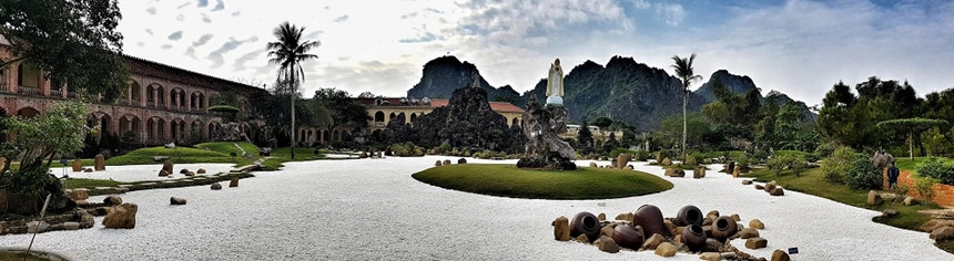Khuôn viên nhà thờ rộng, trang trí cầu kỳ với khối hòn non bộ, cây xanh, tượng điêu khắc tinh tế,... Ảnh: Hàn Việt Anh