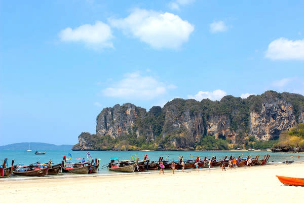 Khung cảnh thanh bình của Krabi với những chiếc thuyền đuôi dài đặc trưng thu hút du khách. Ảnh: Thu Giang