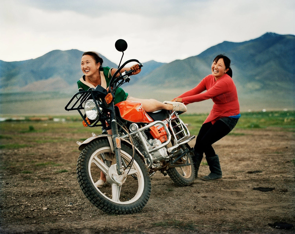 Hai cô gái người Mông Cổ cười tươi trong lúc thử lái chiếc xe của Lagrange. Đây là một trong những khoảnh khắc ấn tượng được anh ghi lại trong cuộc hành trình khám phá Mông Cổ.