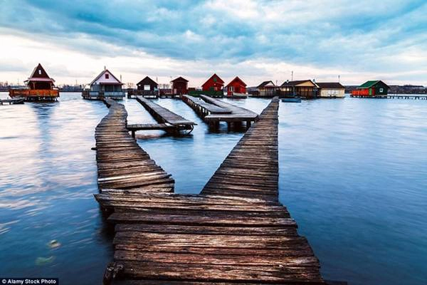 Nằm ở tây nam thủ đô Budapetst của Hungary là một ‘bộ sưu tập” những ngôi nhà cabin nằm trên những cây cột và được biết tới với cái tên “ngôi làng nổi”.