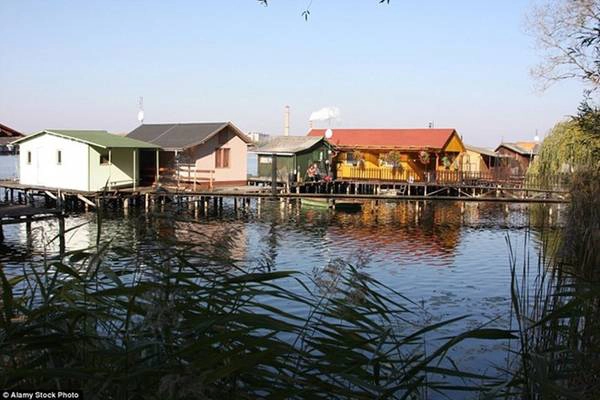 Trong hình là những người dân địa phương tắm nắng bên ngoài cabin của họ trên mặt nước. Đây là hồ nhân tạo, bao phủ diện tích 160 ha.
