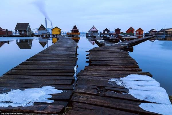Trong suốt những tháng mùa đông ở Hungary, ngôi làng đẹp như tranh với những ngôi nhà đầy màu sắc nổi bật giữa khung cảnh ảm đạm xung quanh.