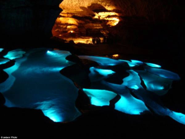 Những người khám phá sau đó vô cùng ngỡ ngàng với những hồ nước tuyệt đẹp được hình thành từ khoáng chất và canxi trong hang động. Những người khám phá sau đó vô cùng ngỡ ngàng với những hồ nước tuyệt đẹp được hình thành từ khoáng chất và canxi trong hang động.