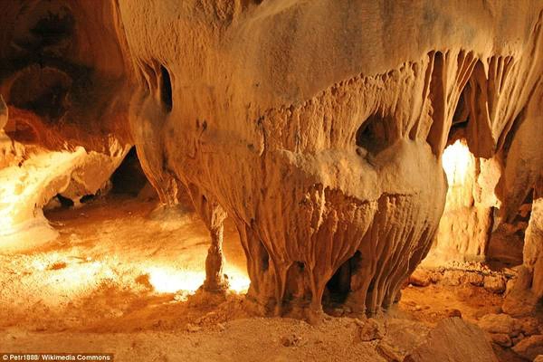 Cấu trúc thạch được hình thành sau hàng nghìn năm trong hang động La Grotte de St Marcel d’Ardèche. Cấu trúc thạch được hình thành sau hàng nghìn năm trong hang động La Grotte de St Marcel d’Ardèche.