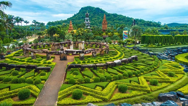 Vườn nhiệt đới Nong Nooch nằm trên trục đại lộ số 3 từ Bangkok đi Pattaya, cách Pattaya khoảng 20 km, là khu vườn thực vật đẹp nổi tiếng của Thái Lan. Ảnh: Orientalescape. Vườn nhiệt đới Nong Nooch nằm trên trục đại lộ số 3 từ Bangkok đi Pattaya, cách Pattaya khoảng 20 km, là khu vườn thực vật đẹp nổi tiếng của Thái Lan. Ảnh: Orientalescape.