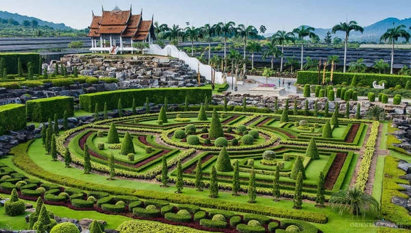Sau chuyến du lịch quốc tế, bà Nongnooch ấn tượng với vẻ đẹp của những khu vườn nổi tiếng khắp thế giới, và quyết định biến vườn cây ăn trái thành một khu vườn nhiệt đới đầy hoa và cây cảnh. Ảnh: Nongnoochtropicalgarden. Sau chuyến du lịch quốc tế, bà Nongnooch ấn tượng với vẻ đẹp của những khu vườn nổi tiếng khắp thế giới, và quyết định biến vườn cây ăn trái thành một khu vườn nhiệt đới đầy hoa và cây cảnh. Ảnh: Nongnoochtropicalgarden.