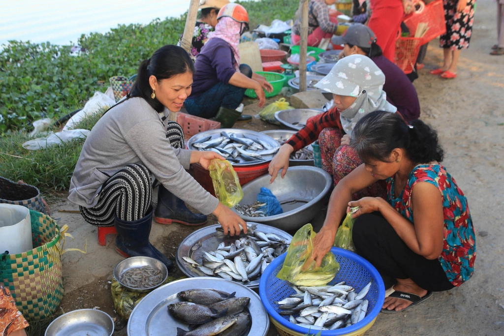 Chợ cá bên phá Tam Giang. Ảnh: VnExpress.