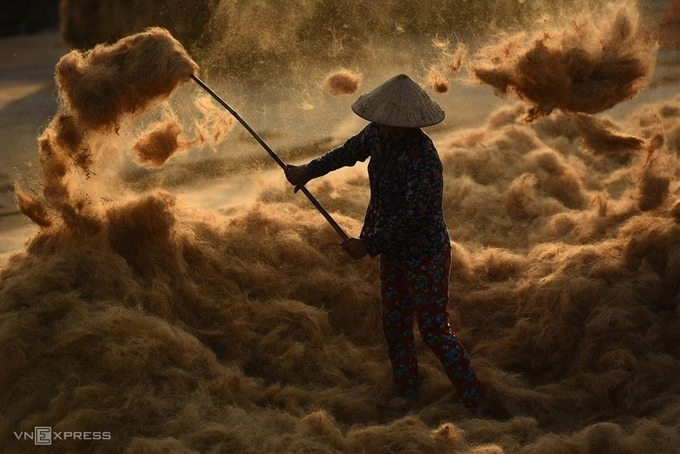 Tác phẩm "Phơi sợi dừa" của Đặng Châu Anh Phong (Huế), giải khuyến khích.