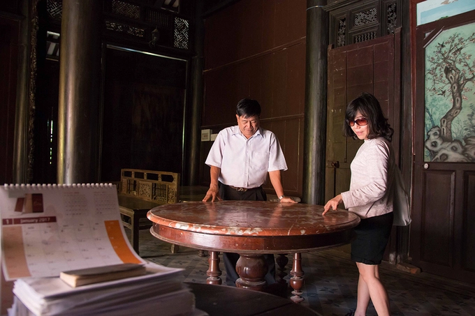 Nhà Đốc Phủ Hải được xem là ngôi nhà cổ còn bảo quản hoàn chỉnh nhất. Nhiều người nước ngoài đến tham quan cũng bày tỏ sự ngưỡng mộ vẻ đẹp của ngôi nhà. Một du khách đến từ Anh chia sẻ đây là lần đầu tiên cô có dịp tận mắt chiêm ngưỡng một ngôi nhà giá trị như vậy. "Đây cũng là lần đầu tiên tôi đến Việt Nam. Các công trình kiến trúc ở đây kích thích sự tò mò của tôi rất nhiều", nữ du khách nói. Nhà Đốc Phủ Hải được xem là ngôi nhà cổ còn bảo quản hoàn chỉnh nhất. Nhiều người nước ngoài đến tham quan cũng bày tỏ sự ngưỡng mộ vẻ đẹp của ngôi nhà. Một du khách đến từ Anh chia sẻ đây là lần đầu tiên cô có dịp tận mắt chiêm ngưỡng một ngôi nhà giá trị như vậy. "Đây cũng là lần đầu tiên tôi đến Việt Nam. Các công trình kiến trúc ở đây kích thích sự tò mò của tôi rất nhiều", nữ du khách nói.