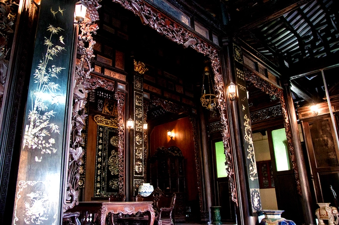 Trên đầu cột và vòm cửa chạm nổi hoa văn. Các tủ, bàn, ghế được chạm trổ theo kiểu Louis tinh xảo. Vật liệu đều làm từ gỗ quý hay cẩm thạch. Nhờ đó mà trải qua hơn trăm năm, ngôi nhà vẫn giữ nguyên vẻ đẹp khiến không ít người trầm trồ khi có dịp ghé thăm. Trên đầu cột và vòm cửa chạm nổi hoa văn. Các tủ, bàn, ghế được chạm trổ theo kiểu Louis tinh xảo. Vật liệu đều làm từ gỗ quý hay cẩm thạch. Nhờ đó mà trải qua hơn trăm năm, ngôi nhà vẫn giữ nguyên vẻ đẹp khiến không ít người trầm trồ khi có dịp ghé thăm.