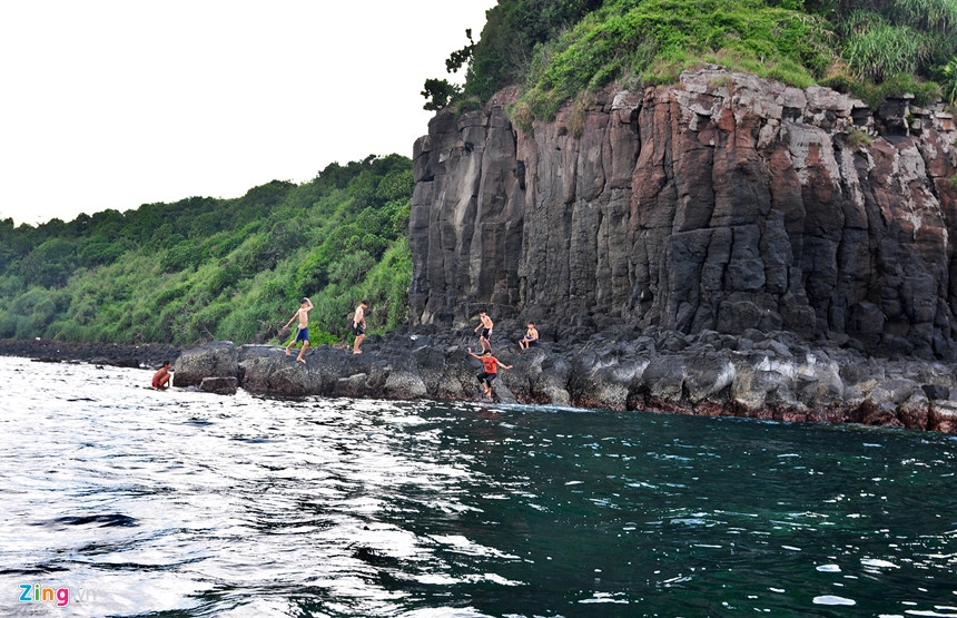 Trẻ em làng chài Bình Hải thích thú tắm biển bên vách đá núi lửa.