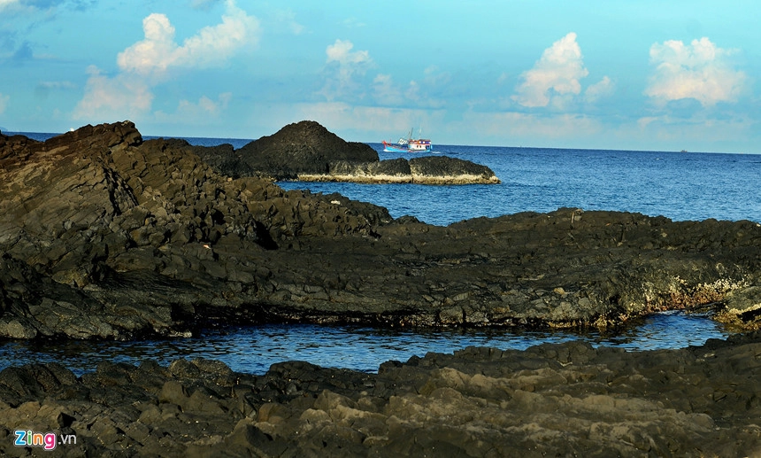 Nhiều bãi đá trầm tích núi lửa vươn mình ra biển tạo những "bể tắm tự nhiên" hấp dẫn du khách.