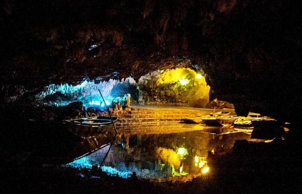 Cùng với hang Bụt Hiện ngay cạnh đó, động Thiên Hà là điểm du lịch hấp dẫn khi tới vùng đất Ninh Bình. Cùng với hang Bụt Hiện ngay cạnh đó, động Thiên Hà là điểm du lịch hấp dẫn khi tới vùng đất Ninh Bình.