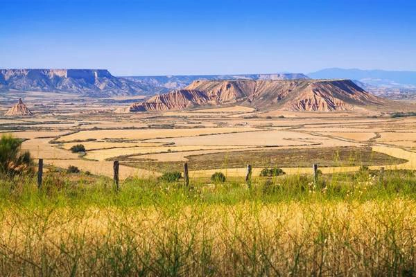 Bardenas Reales nằm ở miền Đông Nam Tây Ban Nha, là một trong những sa mạc hiếm hoi của châu Âu. Bardenas Reales tạo cảm giác choáng ngợp bởi cảnh quan sa mạc với những vùng đá sa thạch, đất sét và đá phấn. Vượt qua những hẻm núi được bào mòn bởi mưa gió thời gian để đến tảng đá Castildetierra và đỉnh Pisquerra là hoạt động được yêu thích ở sa mạc này. Ảnh: Telegraph.