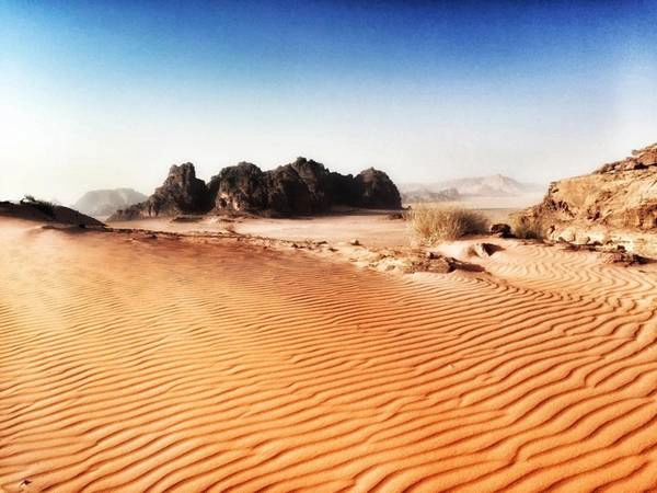 Sa mạc Wadi Rum (Jordan) cách thành cổ Petra khoảng 100 km về phía nam. Đây là địa danh thu hút du khách bởi cảnh quan thung lũng, những cồn cát lớn, cùng vách đá nhiều hình thù và màu sắc thay đổi trong ngày. Ảnh: Nasser Kalaji.