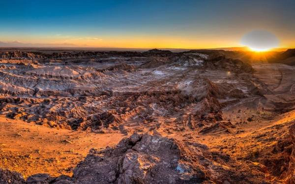 Sa mạc Atacama ở phía Bắc Chile và phía Nam Peru, rộng hơn 180.000 km2. Đây là một trong những nơi khô cằn nhất trái đất với lượng mưa hấp hơn 50 mm/năm. Ảnh: AP.