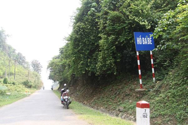 Nếu bạn đi xe máy khám phá Ba Bể, đây sẽ là một hành trình vô cùng thú vị và đáng nhớ. Đường đi Ba Bể khá dễ đi và thông thoáng, là cung đường ưa thích cho các phượt thủ.