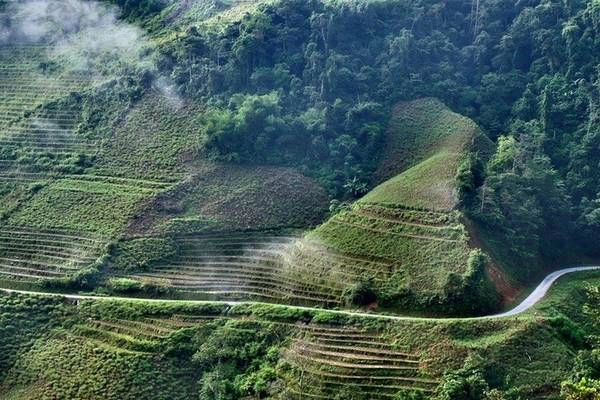 Cách Hà Nội hơn 500 km đến bến xe Nậm Nhùn, đường vào trung tâm Mường Tè xa xôi cách trở nhưng đã được trải nhựa và dễ đi hơn. Để khám phá thượng nguồn sông Đà, con đường như thử thách người đi bởi những khúc cua uốn lượn như dải lụa mềm vắt ngang triền núi, quanh co xa ngút tầm mắt.