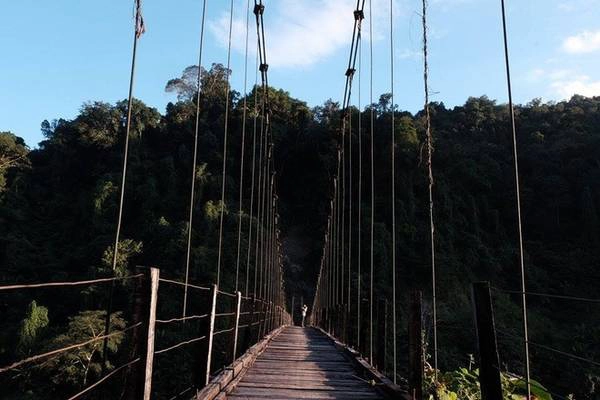 Trên dòng thác là chiếc cầu treo đầu tiên vắt ngang đôi bờ đầu nguồn dòng sông Đà chảy vào đất Việt.