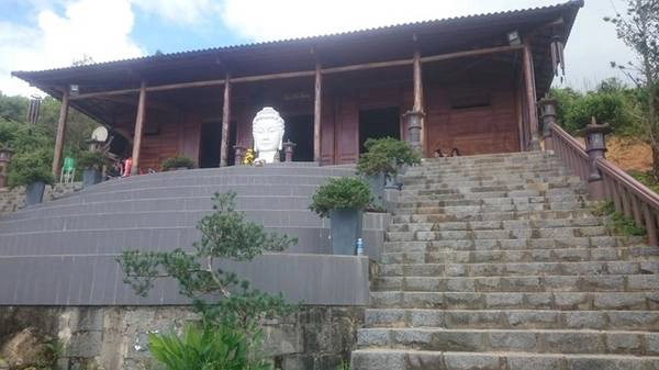 Không khí thanh tịnh trang nghiêm, cộng với khung cảnh hữu tình đẹp như tranh đã làm tôi choáng ngợp. 