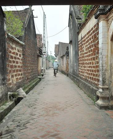 Làng cổ với những ngõ nhỏ lát gạch, tường xây đá ong. Làng cổ với những ngõ nhỏ lát gạch, tường xây đá ong.