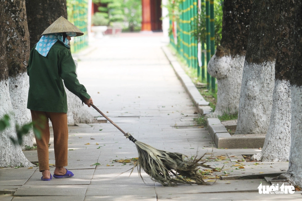 Hằng ngày, các cán bộ, nhân viên của Ban quản lý Khu di tích Kim Liên đều dọn dẹp vệ sinh các lối đi, tạo cảnh quan đẹp, ấn tượng với du khách mỗi lần về thăm quê Bác - Ảnh: DOÃN HÒA