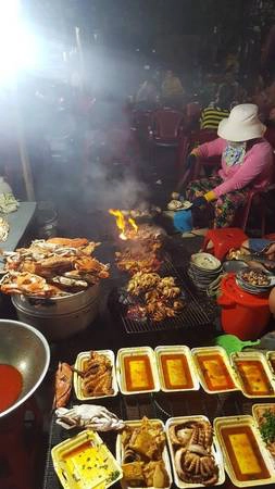 Rời đảo, buổi tối chúng tôi thuê xe máy vào Cổ Thạch. Khác với vẻ bình yên của huyện Tuy Phong, làng du lịch Cổ Thạch về đêm rất nhộn nhịp và sôi động với những hàng quán san sát nhau, những món hải sản nức lòng du khách phương xa. Rời đảo, buổi tối chúng tôi thuê xe máy vào Cổ Thạch. Khác với vẻ bình yên của huyện Tuy Phong, làng du lịch Cổ Thạch về đêm rất nhộn nhịp và sôi động với những hàng quán san sát nhau, những món hải sản nức lòng du khách phương xa.