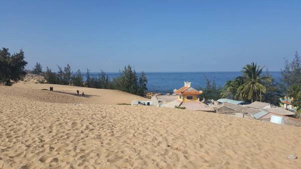 Đồi cát trải dài, vàng mịn sóng sánh trong nắng sớm. Đồi cát trải dài, vàng mịn sóng sánh trong nắng sớm.