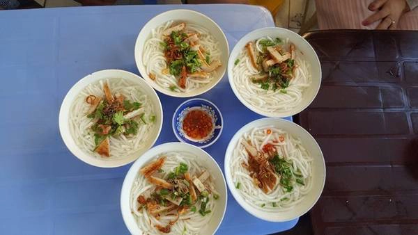 3h30 sáng, xe tới tại huyện Tuy Phong, Bình Thuận. Trời vẫn còn tối mịt, cả bọn lên xe trung chuyển về khách sạn, chợp mắt nghỉ ngơi. Sáng sớm, thưởng thức món ăn đậm chất miền Trung là bánh canh chả cá. Sau khi đã nạp đầy năng lượng, chúng tôi thẳng tiến bến tàu, chinh phục Cù Lao Câu. 3h30 sáng, xe tới tại huyện Tuy Phong, Bình Thuận. Trời vẫn còn tối mịt, cả bọn lên xe trung chuyển về khách sạn, chợp mắt nghỉ ngơi. Sáng sớm, thưởng thức món ăn đậm chất miền Trung là bánh canh chả cá. Sau khi đã nạp đầy năng lượng, chúng tôi thẳng tiến bến tàu, chinh phục Cù Lao Câu.