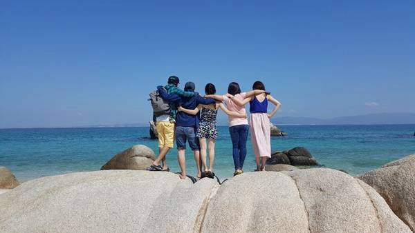 Những bãi đá trắng phau, sóng vỗ gợn nhẹ nối tiếp đến phía đỉnh đồi. Đá ở Cù Lao Câu chia thành nhiều tảng lớn, nhỏ chồng chất lên nhau. Chốc chốc, những gợn sóng lại lăn tăn vỗ vào tạo thành một hang nước nhỏ mát lành. Những bãi đá trắng phau, sóng vỗ gợn nhẹ nối tiếp đến phía đỉnh đồi. Đá ở Cù Lao Câu chia thành nhiều tảng lớn, nhỏ chồng chất lên nhau. Chốc chốc, những gợn sóng lại lăn tăn vỗ vào tạo thành một hang nước nhỏ mát lành.