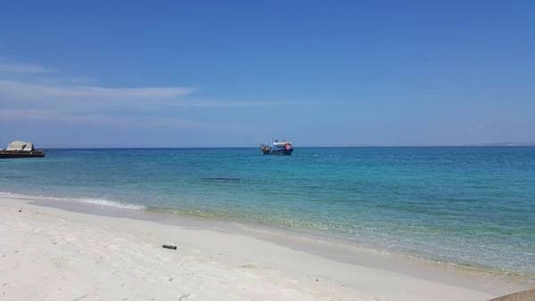 Nền trời trong xanh, biển lại trong vắt như pha lê, đâu đó điểm xuyết một vài chiếc thuyền câu như một bức tranh bình yên quá đỗi. Nền trời trong xanh, biển lại trong vắt như pha lê, đâu đó điểm xuyết một vài chiếc thuyền câu như một bức tranh bình yên quá đỗi.