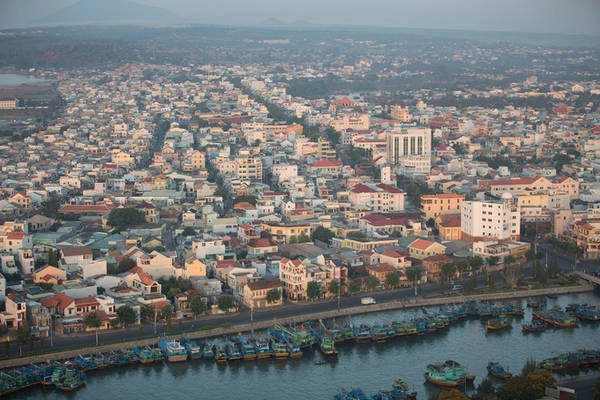 Tham quan bằng khinh khí cầu khá phổ biến ở Việt Nam trong thời gian gần đây, chủ yếu mở vào một số dịp lễ hội tại Huế, Hội An, Đà Nẵng, Hà Nội, TP HCM, Mộc Châu... Tại Phan Thiết, du khách có thể đặt dịch vụ này một cách dễ dàng hơn vào một ngày bất kỳ trong năm, khi thời tiết thuận lợi.
