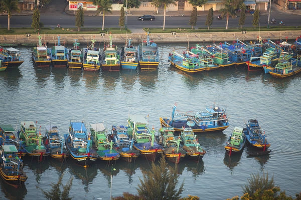 Theo các chuyên gia, Phan Thiết là nơi lý tưởng để bay khinh khí cầu. "Nơi này được biết đến như thiên đường của những người lướt sóng, nhưng điều đáng ngạc nhiên ở đây là gió vào buổi sáng sớm rất lặng, nên bay khinh khí cầu khá an toàn", Arturas, một phi công bay khinh khí cầu cho biết.  Trên ảnh là đoàn thuyền đánh cá đậu san sát nhau trên nhánh sông Cà Ty nhìn từ độ cao 300 m.