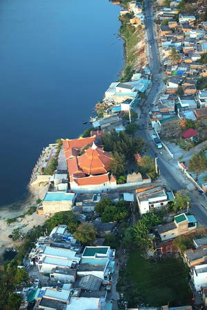 Điểm thứ hai bắt đầu từ cây xăng Hòa Thắng thuộc xã Hồng Lâm, khinh khí cầu sẽ bay trên mặt hồ Bàu Ông, Bàu Bà và lướt nhẹ trên đồi cát tại Bàu Trắng, cuối cùng hạ cánh tại Đồi Cát Trắng.