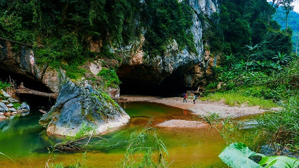 Đây cũng là năm đầu tiên hành trình thám hiểm Sơn Đoòng của du khách chính thức rút ngắn còn 4 ngày 3 đêm (trước đó là 6 ngày 5 đêm), sau một thời gian thử nghiệm. Ngày đầu, du khách sẽ băng rừng đến cửa hang Én.