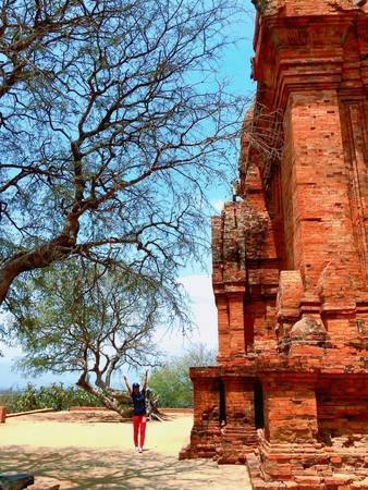 Nói đến tháp Chăm là nói đến sự độc đáo của chất liệu xây dựng nên chúng: gạch Chăm. Và đến nay cách chế tác vật liệu này vẫn còn là một điều bí ẩn với các chuyên gia.