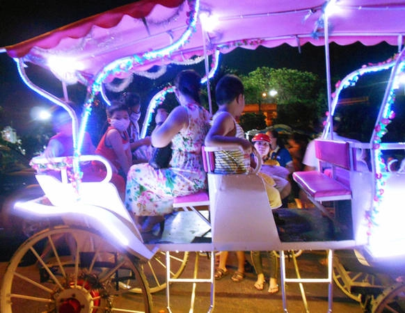 Người lớn và trẻ con đều thích thú với dịch vụ du lịch mới mẻ ở Quy Nhơn Người lớn và trẻ con đều thích thú với dịch vụ du lịch mới mẻ ở Quy Nhơn