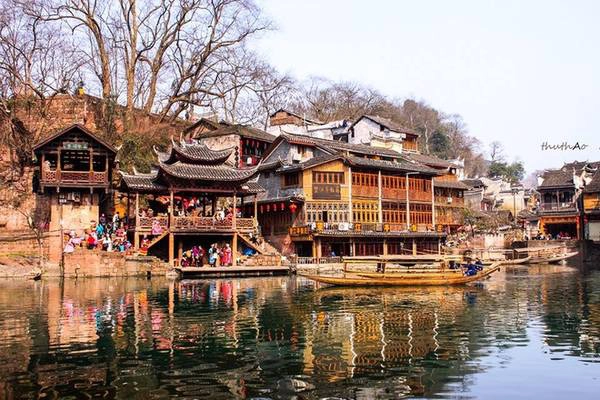 Những ngôi nhà rêu phong với mái ngói âm dương được sắp đặt bên sườn núi, quanh co soi bóng dưới dòng Đà Giang, khiến đất trời nơi đây mang vẻ đẹp của một bức tranh cổ với những gam màu tĩnh lặng. Những ngôi nhà rêu phong với mái ngói âm dương được sắp đặt bên sườn núi, quanh co soi bóng dưới dòng Đà Giang, khiến đất trời nơi đây mang vẻ đẹp của một bức tranh cổ với những gam màu tĩnh lặng.