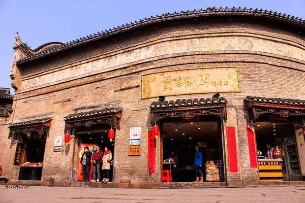 Tham quan cuộc sống bình dị của người dân tộc Miêu, len lỏi từng góc phố, ngắm nhìn đường nét cổ xưa sẽ cho bạn những giây phút thư giãn không thể quên ở Phượng Hoàng cổ trấn. Tham quan cuộc sống bình dị của người dân tộc Miêu, len lỏi từng góc phố, ngắm nhìn đường nét cổ xưa sẽ cho bạn những giây phút thư giãn không thể quên ở Phượng Hoàng cổ trấn.