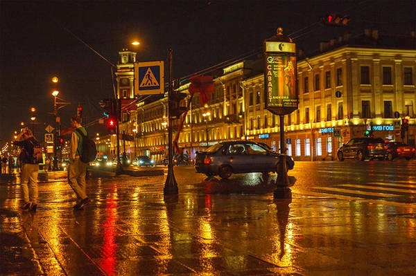 Nevsky Prospect còn là trung tâm mua sắm lớn nhất Saint Petersburg, với vô số các cửa hàng thời trang, mỹ phẩm, thiết bị công nghệ hay hàng điện tử của Nga và các nước khác trên thế giới.