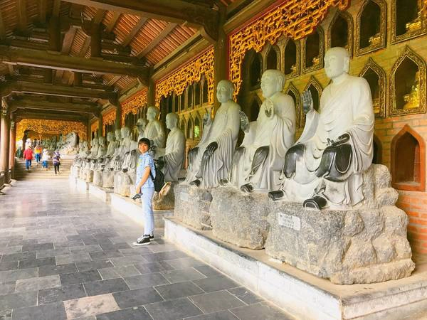 Đây là con đường dẫn lên đỉnh chùa với hành lang La Hán dài nhất châu Á. Đây là con đường dẫn lên đỉnh chùa với hành lang La Hán dài nhất châu Á.