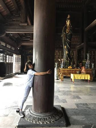 Những cột chùa một người ôm không xuể. Những cột chùa một người ôm không xuể.