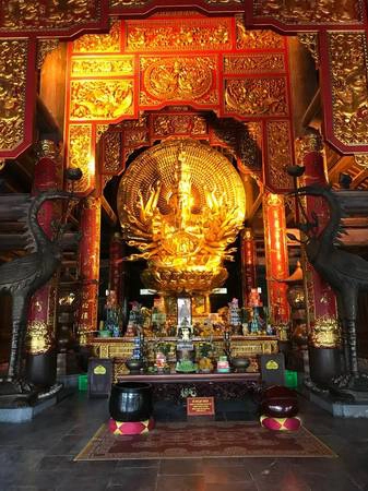 Những bức tượng phật nơi đây được điêu khắc tỉ mỉ và cực kì tinh tế. Những bức tượng phật nơi đây được điêu khắc tỉ mỉ và cực kì tinh tế.