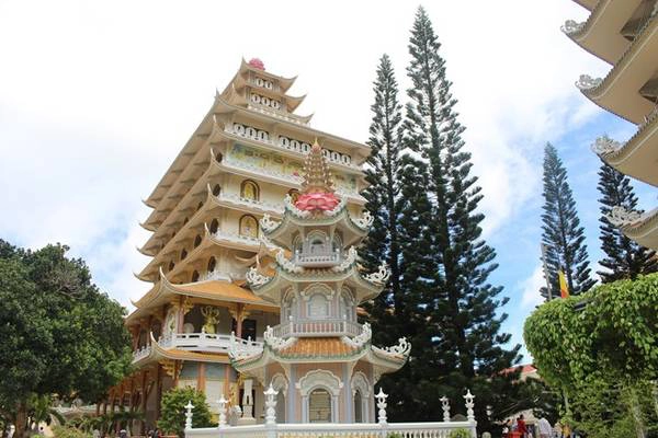 Ghé thăm chùa Vạn Linh, một ngôi chùa với kiến trúc tuyệt đẹp.