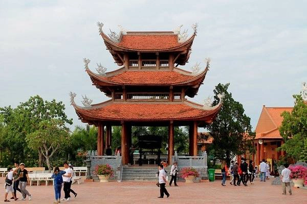 Khuôn viên Thiền viện được bài trí cân đối và hài hòa . Khuôn viên Thiền viện được bài trí cân đối và hài hòa .